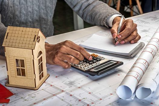 Hombre calculando el impuesto predial de su casa