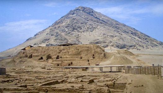 Huaca La Luna en las faldas del Cerro Blanco de la cultura Mochica