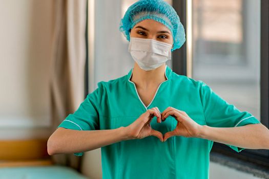Enfermera con sus manos en forma de corazón