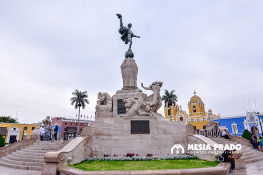 Monumento de La Libertad en la plaza de armas de Trujillo- Perú