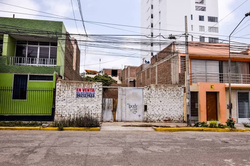 Terreno con un anuncio de venta en urbanización Primavera Trujillo Perú. Año 2020