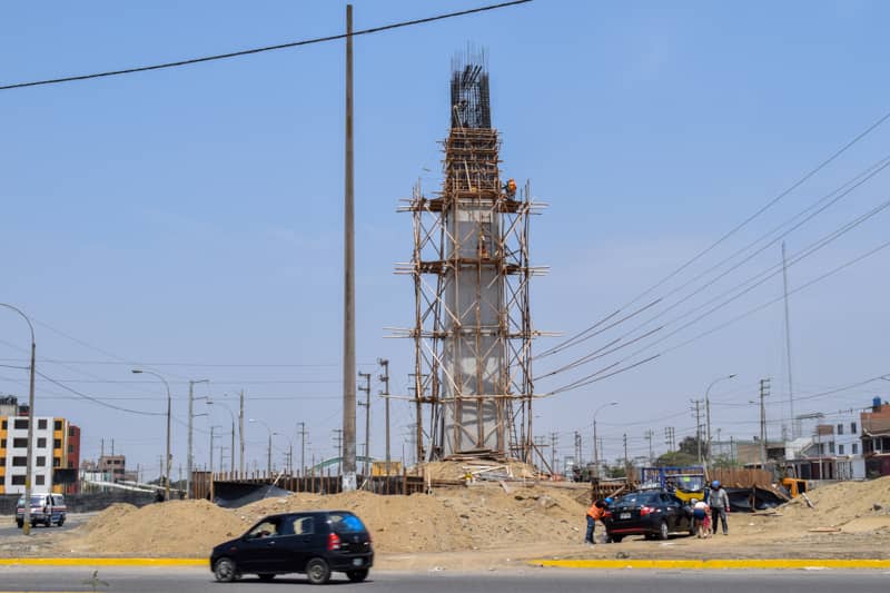Obelisco en construcción en La Esperanza Trujillo